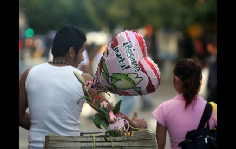 Dentro de los regalos favoritos para obsequiar son: chocolates, accesorios, flores, peluches y globos. EL INFORMADOR / ARCHIVO