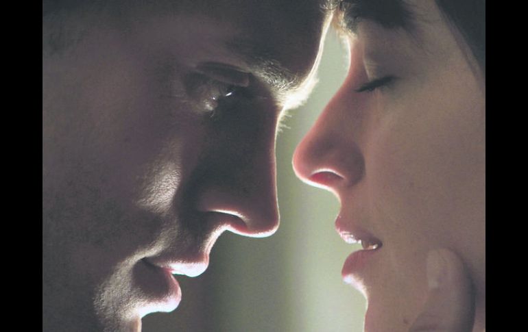 Protagonistas. Dakota Johnson (Anastasia Steele) y Jamie Dornan (Christian Grey). ESPECIAL / cincuentasombrasdegrey-pelicula.com