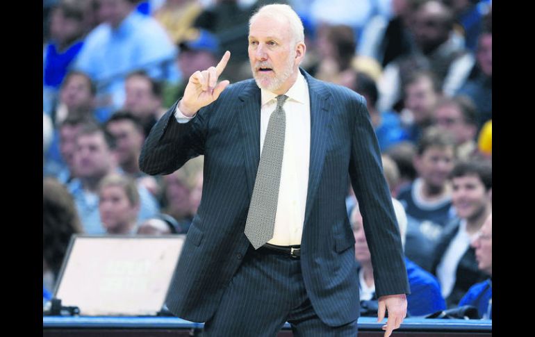 Gregg Popovich consiguió su victoria número mil el lunes por la noche, cuando los Spurs vencieron 95-93 a Indiana. AFP /  A. Lyons