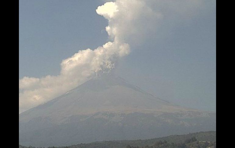 El Cenapred añade que dicho episodio terminó a las 10:30 horas y que se observa un tren de exhalaciones. TWITTER / @Popocatepetl_MX