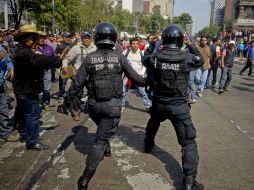 Policías repliegan este miércoles a profesores para evitar bloqueos sobre avenida Paseo de la Reforma. SUN / F. Ramírez