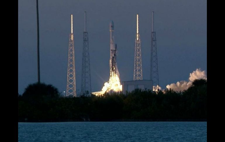 El satélite Deep Space Climate Observatory es transportado por el cohete Falcon 9. TWITTER / @NOAASatellites