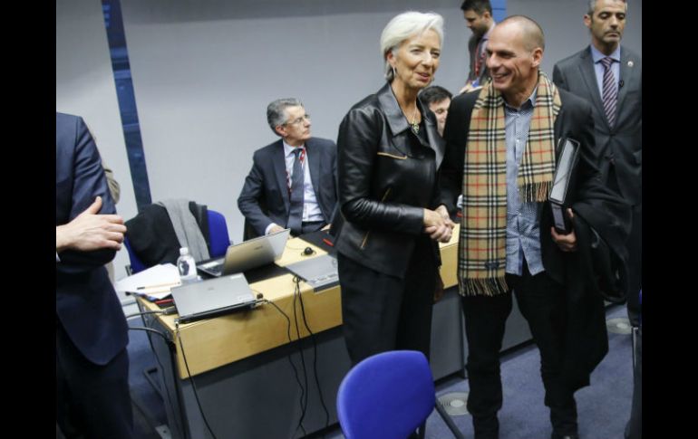 El ministro de Finanzas griego, Yanis Varoufakis (d), espera que el lunes se resuelva la situación. EFE / O. Hoslet