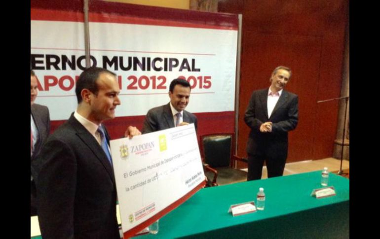 Héctor Robles en la entrega de apoyos a los ganadores. TWITTER / @zapopanprensa