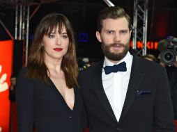 Los actores Dakota Johnson y Jamie Dornan desfilan por la alfombra roja del festival cinematográfico en la capital alemana. EFE / B. Pedersen