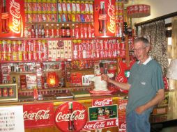 Dentro de la casa, el salón está presidido por una barra repleta de latas del refresco, de las que Botha ha reunido más de mil. EFE / M. Gascón