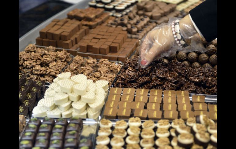 Las flores, los dulces y los chocolates, son artículos que también aumentan su demanda esta fecha. AP / ARCHIVO