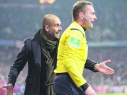 PROTESTA. Pep Guardiola (I) gesticula contra el asistente en el juego del fin de semana pasado frente al Schalke. AFP /