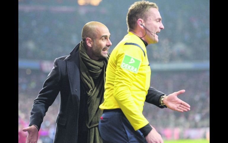 PROTESTA. Pep Guardiola (I) gesticula contra el asistente en el juego del fin de semana pasado frente al Schalke. AFP /