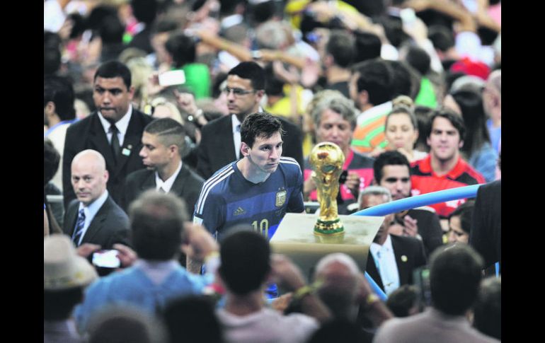 Tan lejos y tan cerca. En la imagen Lionel Messi observa el Trofeo Fifa en el Mundial Brasil 2014. AP / Bao Tailiang