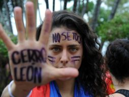 Una activista protesta en Defensores del Parque Chaco, hogar de los indígenas Ayoreo. AFP / N. Duarte