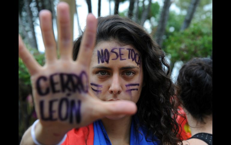 Una activista protesta en Defensores del Parque Chaco, hogar de los indígenas Ayoreo. AFP / N. Duarte