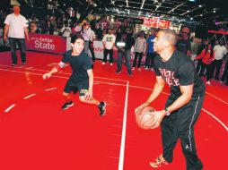 Exjugadores como Charles Smith (foto), Muggsy Bogues, entre otros, convivieron con los fanáticos en el NBA House de Nueva York. ESPECIAL /