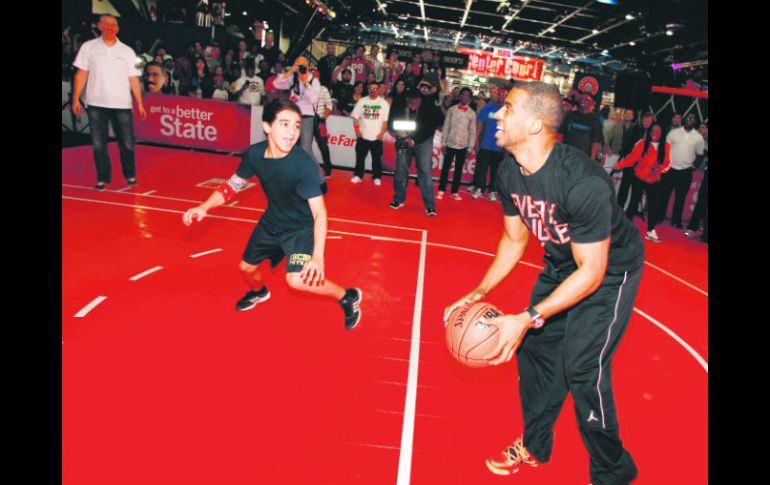 Exjugadores como Charles Smith (foto), Muggsy Bogues, entre otros, convivieron con los fanáticos en el NBA House de Nueva York. ESPECIAL /