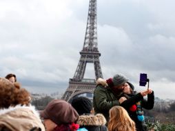 Las parejas pueden besarse y mirar el panorama de la Ciudad de las Luces. AFP / T. Camus