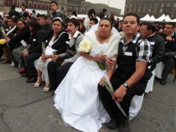 Los contrayentes disfrutaron del tradicional brindis y de un pastel de siete pisos. NTX / J. Lira