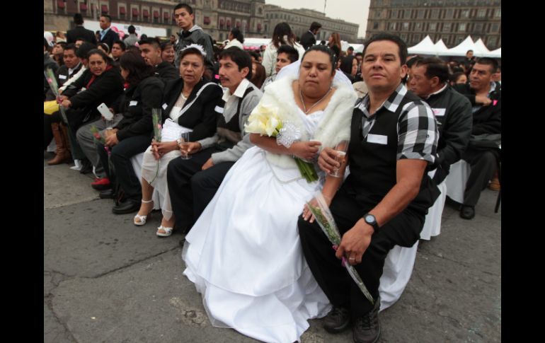 Los contrayentes disfrutaron del tradicional brindis y de un pastel de siete pisos. NTX / J. Lira