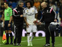 Las luces de alarma se encendieron en el Santiago Bernabéu cuando Marcelo sufrió una dura entrada y no pudo acabar el partido. EFE / J. Soriano