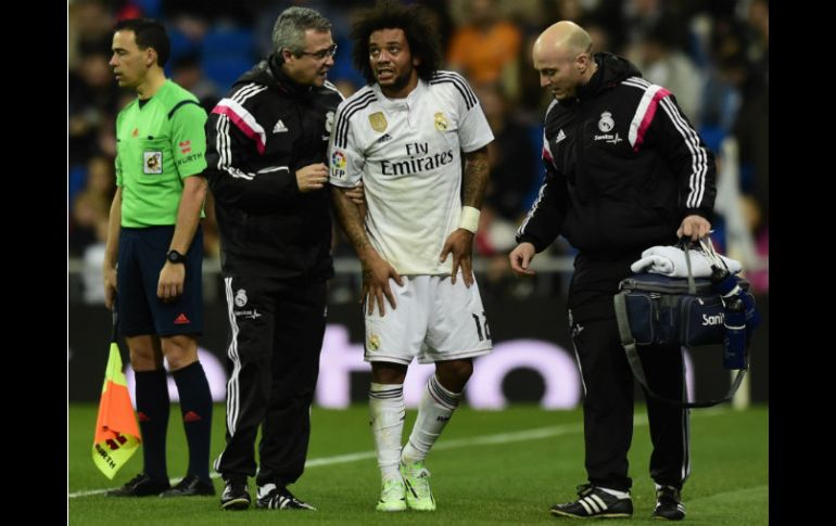 Las luces de alarma se encendieron en el Santiago Bernabéu cuando Marcelo sufrió una dura entrada y no pudo acabar el partido. EFE / J. Soriano