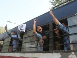 Tras ser detenidos, los activistas siguieron lanzando consignas en contra del conservadurismo de la sociedad india. EFE / R. Gupta