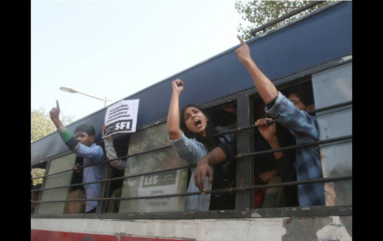 Tras ser detenidos, los activistas siguieron lanzando consignas en contra del conservadurismo de la sociedad india. EFE / R. Gupta