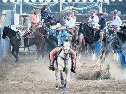 Francisco López de Rancho El Secreto, el mejor derribando cuero en el Campo Charro Jalisco. ESPECIAL / Casama