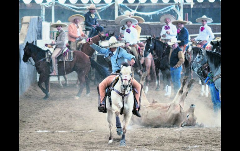 Francisco López de Rancho El Secreto, el mejor derribando cuero en el Campo Charro Jalisco. ESPECIAL / Casama