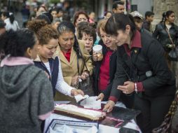 Los tapatíos celebraron un cumpleaños más de su ciudad con pastel y picones. EL INFORMADOR / A. Hernández