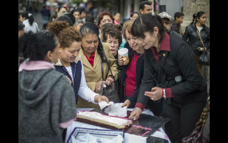 Los tapatíos celebraron un cumpleaños más de su ciudad con pastel y picones. EL INFORMADOR / A. Hernández