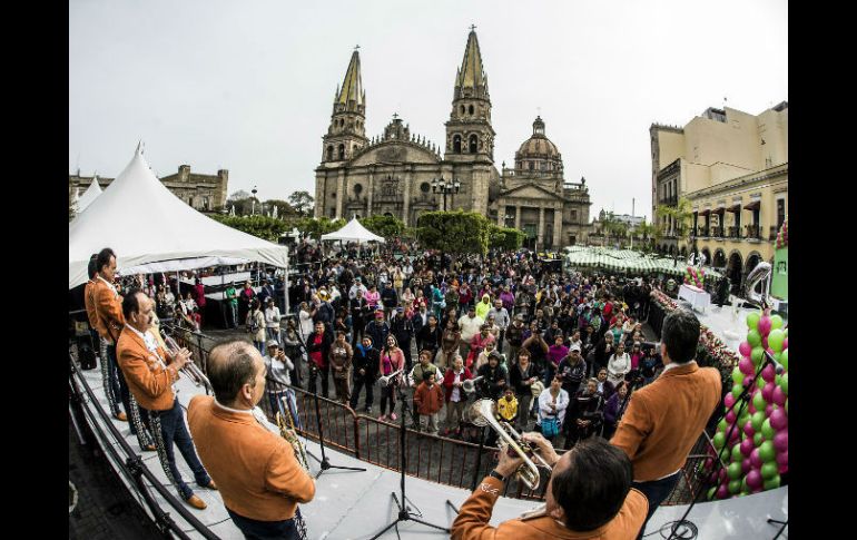 Guadalajara celebró ayer el 473 Aniversario de su fundación. Con mariachis y chocolate, cientos de tapatíos le cantaron Las Mañanitas. EL INFORMADOR / A. Hernández