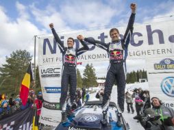 Ogier y Julien Ingrassia celebran su victoria en Hagfors. EFE / M. Fransson