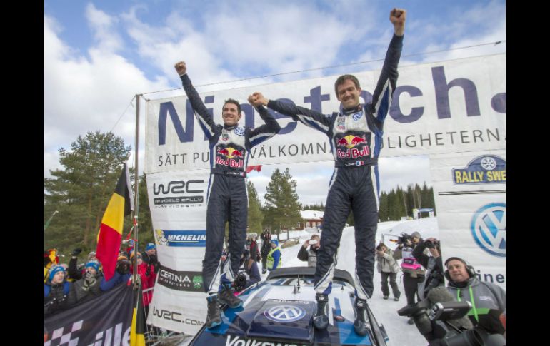 Ogier y Julien Ingrassia celebran su victoria en Hagfors. EFE / M. Fransson