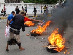 Varios manifestantes que reclamaban la liberación de un activista resultan heridos tras los disparos al aire de los rebeldes. AFP / STR