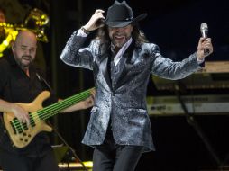 Para cantar el tema 'Morenita' se pusó un sombrero y pidió un grito a los mazatlecos. NTX / J. Espinosa