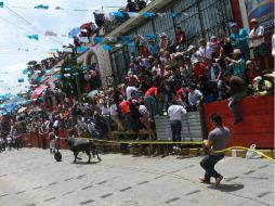 Toro se suelta de sus caporales y comienza a embestir a las personas asistentes en la feria. NTX / ARCHIVO