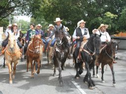 Ramiro Hernández dio la bienvenida a los cerca de 300 jinetes que iniciaron esta travesía. ESPECIAL / Ayuntamiento de Guadalajara