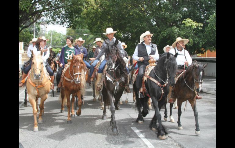 Ramiro Hernández dio la bienvenida a los cerca de 300 jinetes que iniciaron esta travesía. ESPECIAL / Ayuntamiento de Guadalajara