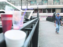 En la Calzada Independencia y Javier Mina las personas soportan la basura y mal olor del puente. EL INFORMADOR / M. Vargas