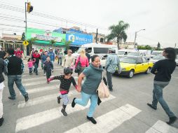 Día común. Peatones aceleran el paso para cruzar Juan Gil Preciado, al cruce con Arco del Triunfo. EL INFORMADOR / J. Mendoza