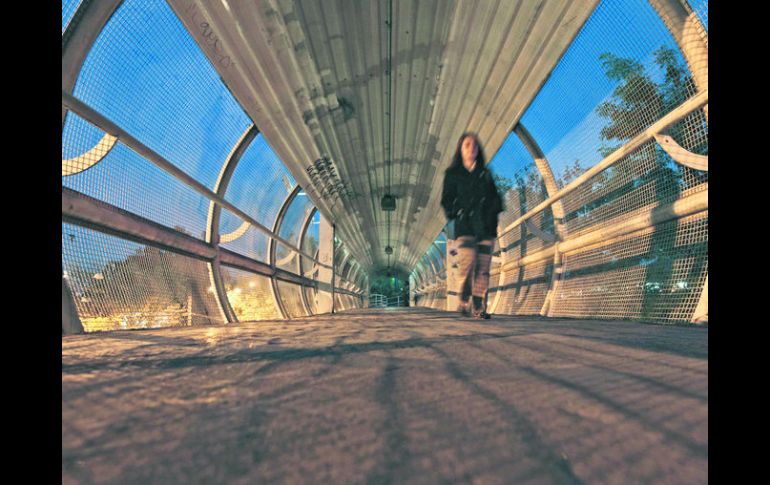 Peatones caminan por parajes solitarios y sin vigilancia al cruzar Avenida López Mateos, a la altura del monumento a Las Águilas. EL INFORMADOR / F. Atilano