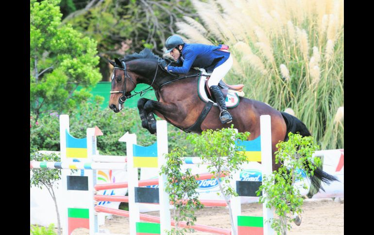 Jaime Azcárraga, montando 'Antón', conquistó el Gran Premio Guadalajara Country Club 2015 de obstáculos a 1.50 metros. EL INFORMADOR / M. Vargas