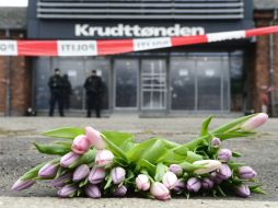 En memoria de las víctimas del atentado, ramos de flores son colocados en la entrada del centro cultural Krudttonden. EFE / S. Bidstrup