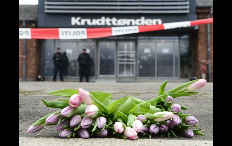 En memoria de las víctimas del atentado, ramos de flores son colocados en la entrada del centro cultural Krudttonden. EFE / S. Bidstrup