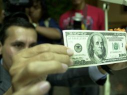 El peso presentó una ligera recuperación frente al dólar estadounidense. AP / ARCHIVO