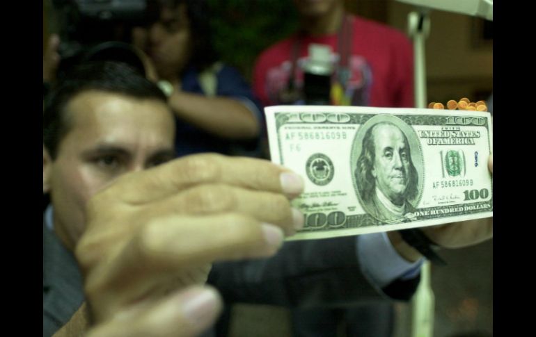 El peso presentó una ligera recuperación frente al dólar estadounidense. AP / ARCHIVO