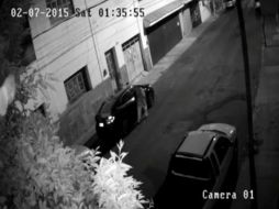 El video muestra que los ladrones aprovechan la madrugada para robar autopartes en Santa Teresita. FACEBOOK / Sara Martín del Campo