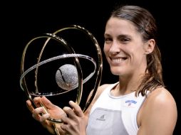 Andrea Petkovic sostiene el trofeo de la WTA tras coronarse campeona en Amberes. AFP / D. Waem