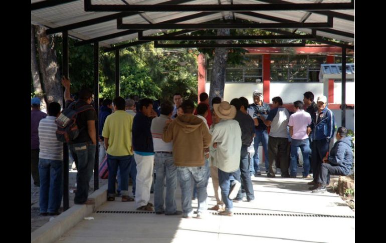 Director y estudiantes esperan la llegada de la comisión de padres de los desaparecidos para formalizar la reanudación de clases. NTX / ARCHIVO