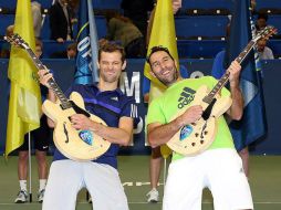 La pareja campeona festejando, Mariuz Fystenberg (i) y Santiago González (d). TWITTER / @ATPWorldTour