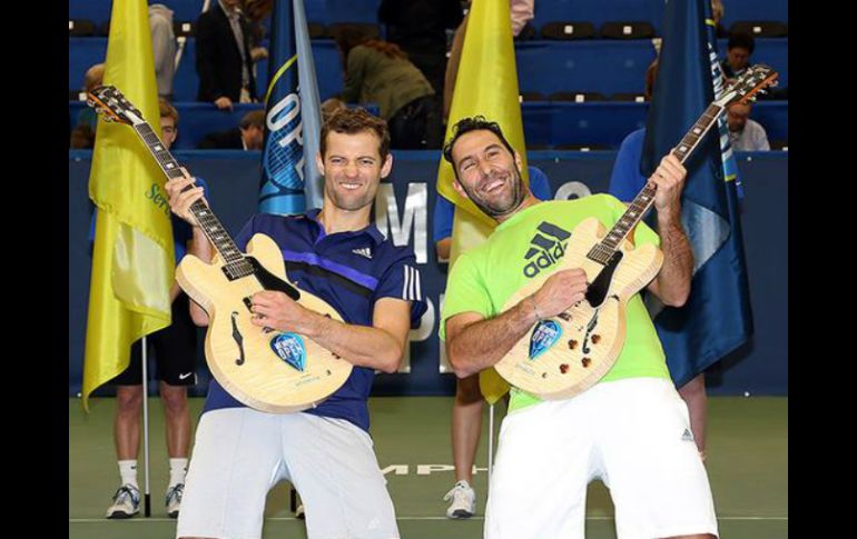 La pareja campeona festejando, Mariuz Fystenberg (i) y Santiago González (d). TWITTER / @ATPWorldTour